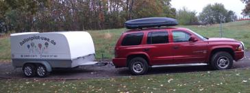 Ballonverfolgerfahrzeug Dodge-Durango im Gespann mit dem Ballontranspportanhänger